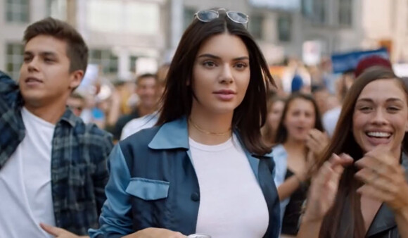 Tas i forsvar etter Pepsi-blemma: - Ikke skyld på Kendall